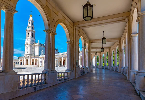 Basilica of Holy Trinity and High Cross at Fatima, Portugal — Stockfoto