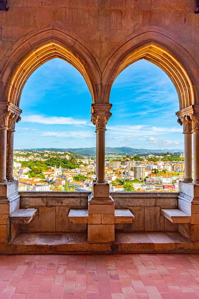 Uitzicht op Leiria door de speelhal van het plaatselijke kasteel, Portugal — Stockfoto