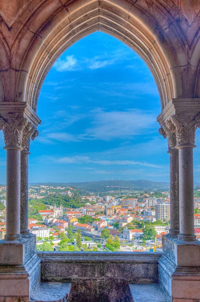 Utsikt over Leiria gjennom arkade av det lokale slottet, Portugal – stockfoto