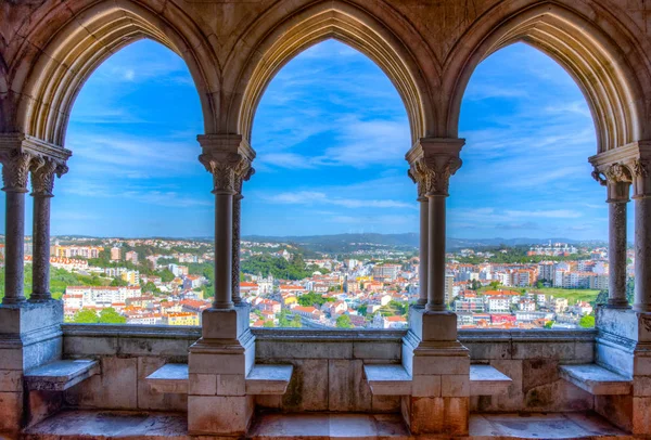 Uitzicht op Leiria door de speelhal van het plaatselijke kasteel, Portugal — Stockfoto