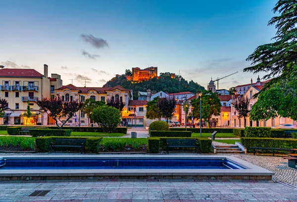 Vista al atardecer del castillo de Leiria con vistas al casco antiguo, Portugal —  Fotos de Stock