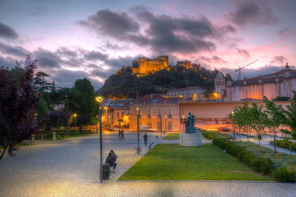 Vista para o pôr do sol do castelo de Leiria com vista para a cidade velha, Portugal — Fotografia de Stock