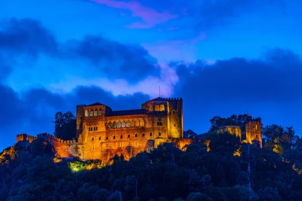 Vista al atardecer del castillo de Leiria con vistas al casco antiguo, Portugal —  Fotos de Stock