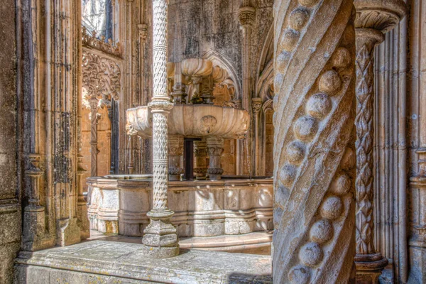 Portekiz 'deki Batalha manastırındaki Lavabo çeşmesi.