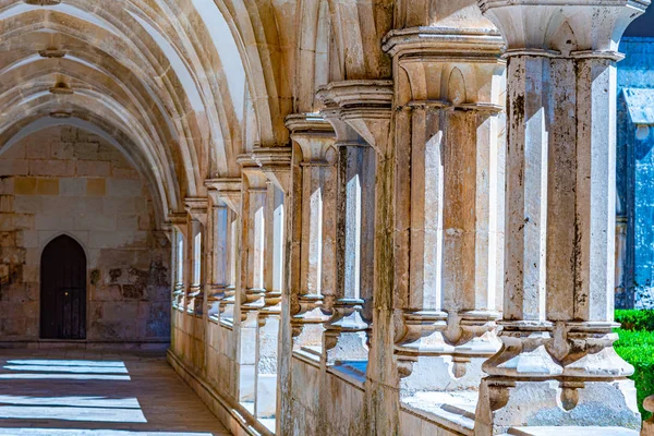포르투갈에 있는 바타라 수도원의 뜰 — 스톡 사진