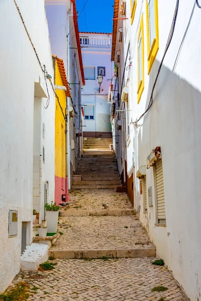 Vista de una calle estrecha en Nazare, Portugal — Foto de Stock
