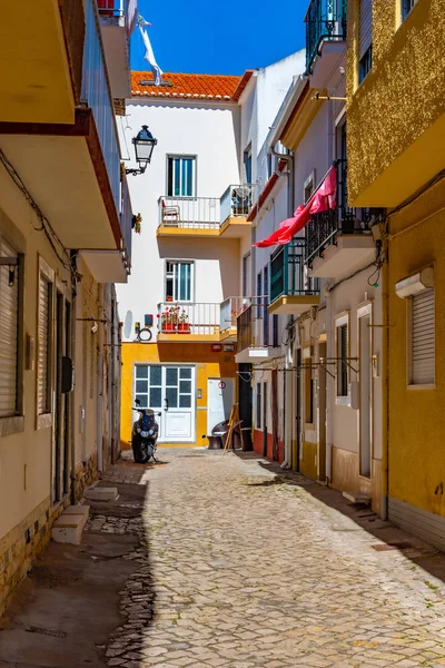 Vista de una calle estrecha en Nazare, Portugal — Foto de Stock