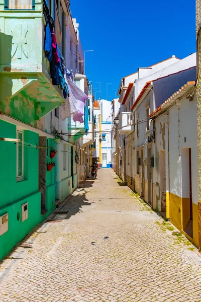 Zicht op een smalle straat in Nazare, Portugal — Stockfoto