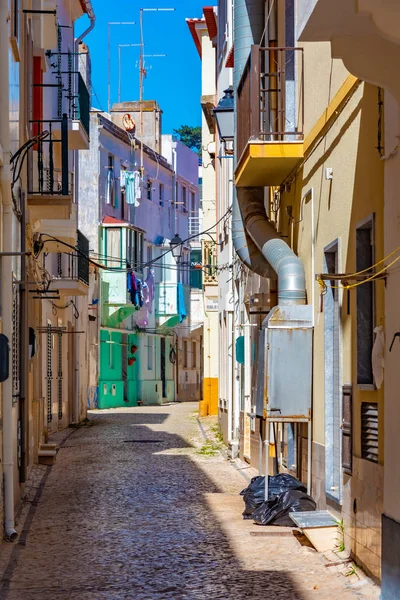Вид на узкую улочку в Назаре, Португалия — стоковое фото