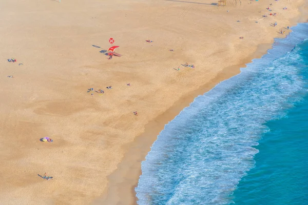 Widok z lotu ptaka na plażę w Nazare w Portugalii — Zdjęcie stockowe