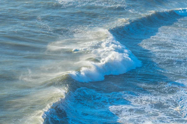 Волны на северном пляже в Назаре, Португалия — стоковое фото