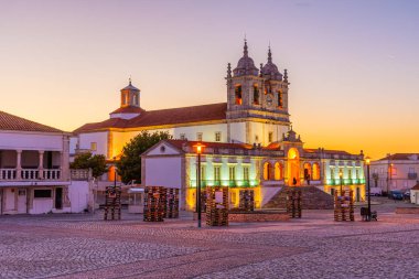 Portekiz 'deki Nazare Leydimizin tapınağının gün batımı manzarası