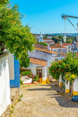 Portekiz 'deki ölüm ilanı kalesinin içinde dar bir sokak.