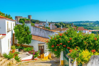 Portekiz 'deki ölüm ilanı kalesinin içinde dar bir sokak.
