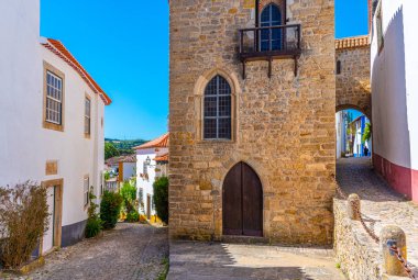 Portekiz 'deki ölüm ilanı kalesinin içinde dar bir sokak.