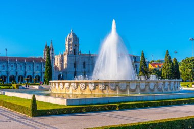 Belem 'de pratik yaparak Mosteiro dos Jeronimos manzarası