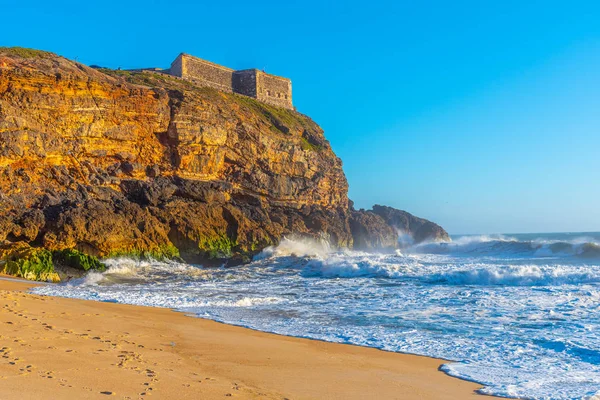 Maják nad severní pláží v Nazare, Portugalsko — Stock fotografie