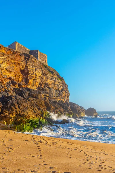 Maják nad severní pláží v Nazare, Portugalsko — Stock fotografie