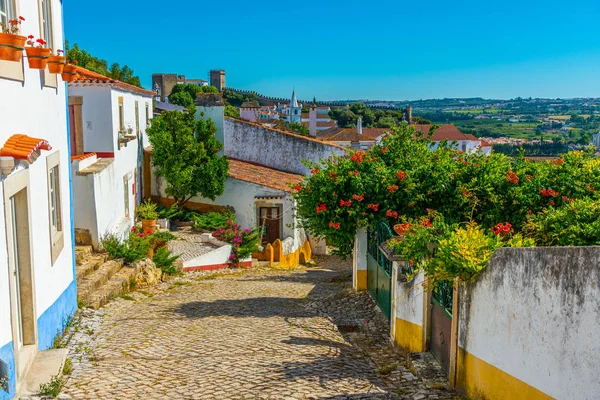 En smal gata innanför slottet Obidos i Portugal — Stockfoto