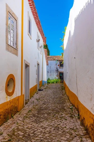 En smal gata innanför slottet Obidos i Portugal — Stockfoto