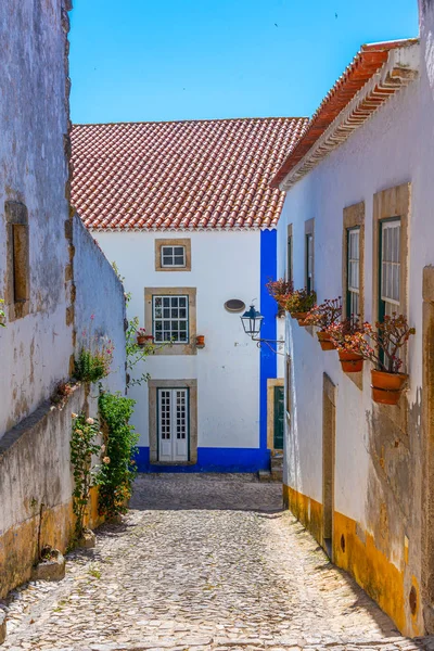 ポルトガルのオビドス城内の狭い通りです — ストック写真