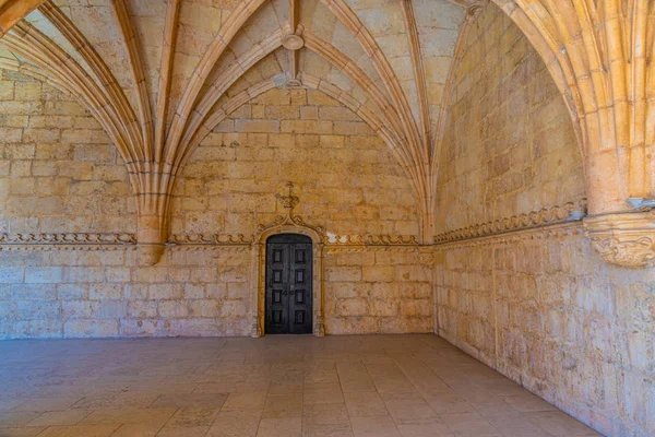 Arcade of the cloister of the mosteiro dos Jeronimos at Belem, L — Zdjęcie stockowe
