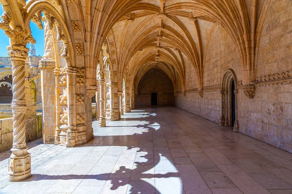 Arcade av klostret av mosteiro dos Jeronimos på Belem, L — Stockfoto
