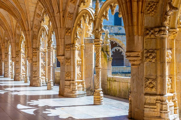 Arcada del claustro del mosteiro dos Jerónimos en Belem, L — Foto de Stock