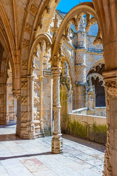 Arcada del claustro del mosteiro dos Jerónimos en Belem, L — Foto de Stock