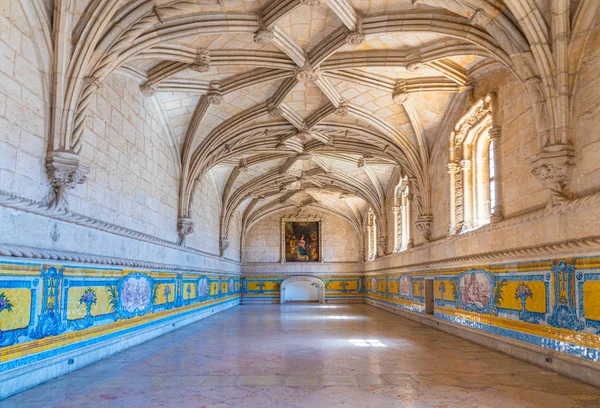 Arcade of the cloister of the mosteiro dos Jeronimos at Belem, L — Zdjęcie stockowe