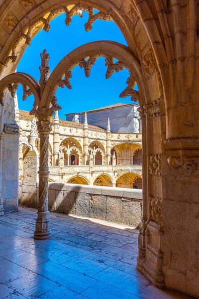 Arcade of the cloister of the mosteiro dos Jeronimos at Belem, L — Zdjęcie stockowe