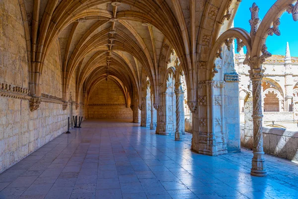 Arcade van het klooster van de mosteiro dos Jeronimos te Belem, L — Stockfoto