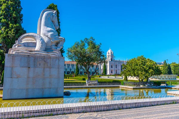 Utsikt över Mosteiro dos Jeronimos genom praca do imperio i Belem — Stockfoto