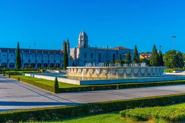 Megtekintése mosteiro dos Jeronimos keresztül praca do imperio Belem — Stock Fotó