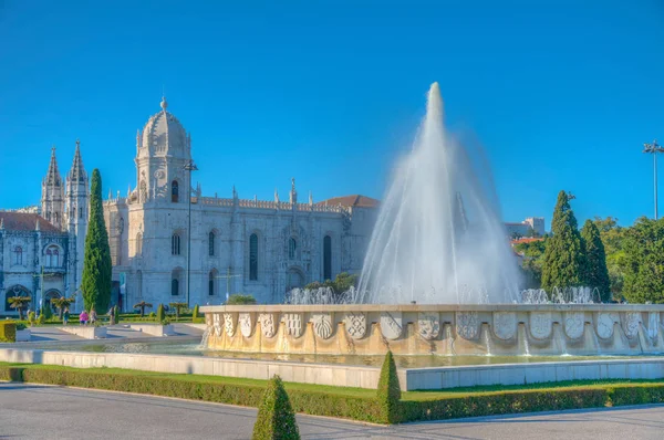 Megtekintése mosteiro dos Jeronimos keresztül praca do imperio Belem — Stock Fotó