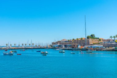 Cascais 'deki Kale, Portekiz marinasının arkasında görülüyor.