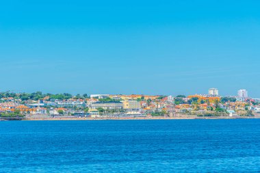 Portekiz 'deki Tamariz plajının arkasındaki Estoril kalesi