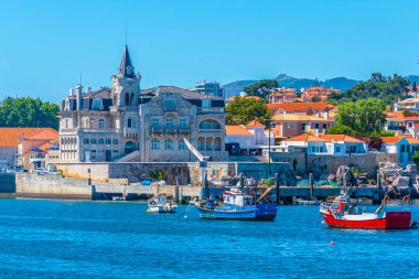 Portekiz, Cascais 'deki Seixas Sarayı marinanın arkasında görüldü.