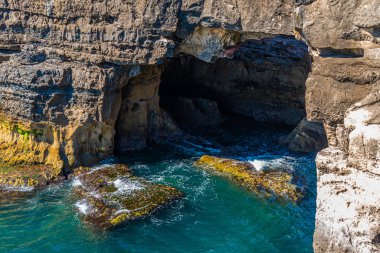 Boca do Inferno mağarası Cascais, Portekiz yakınlarında.