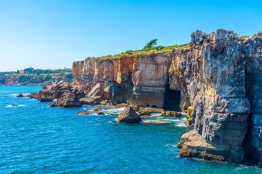 Boca do Inferno mağarası Cascais, Portekiz yakınlarında.