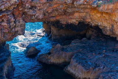Boca do Inferno mağarası Cascais, Portekiz yakınlarında.