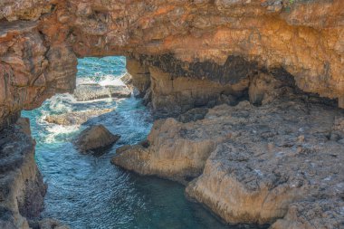 Boca do Inferno mağarası Cascais, Portekiz yakınlarında.