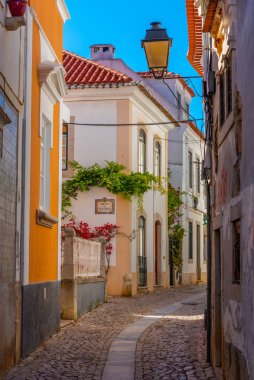 Portekiz 'de dar bir Cascais caddesi manzarası