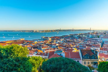 Lizbon 'un Praca do Comercio Meydanı ile günbatımı manzarası