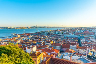 Lizbon 'un Praca do Comercio Meydanı ile günbatımı manzarası