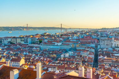 Lizbon 'un güneşli manzarası Santa Justa asansörüyle, Portekiz