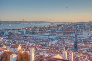 Lizbon 'un güneşli manzarası Santa Justa asansörüyle, Portekiz