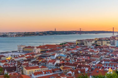 Lizbon 'un Praca do Comercio Meydanı ile günbatımı manzarası