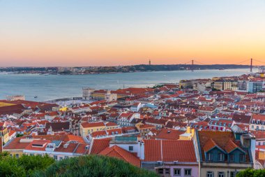 Lizbon 'un Praca do Comercio Meydanı ile günbatımı manzarası