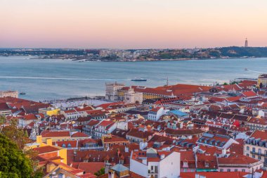Lizbon 'un Praca do Comercio Meydanı ile günbatımı manzarası